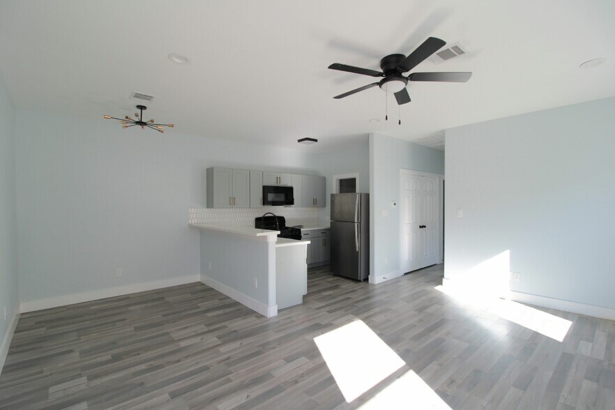 Building Photo - 7502 Sandle St