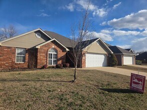 Building Photo - Stunning 3-Bedroom Single Family Located In Champion Estates!