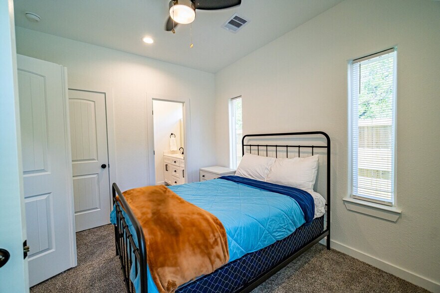 Building Photo - 4706 Idaho St