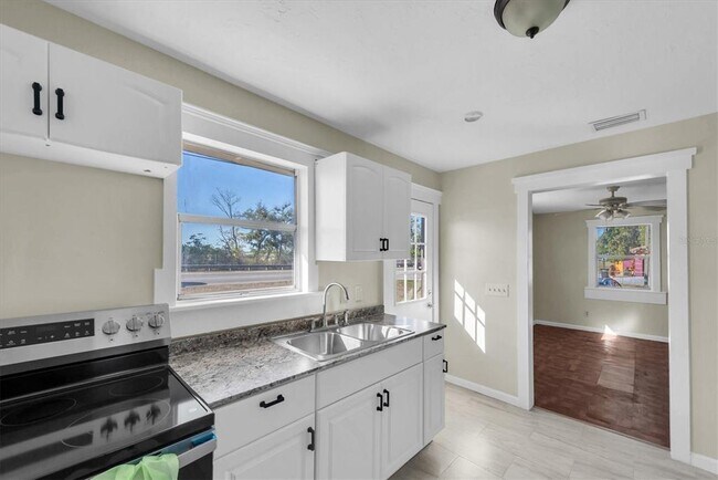 Building Photo - 1607 18th St E