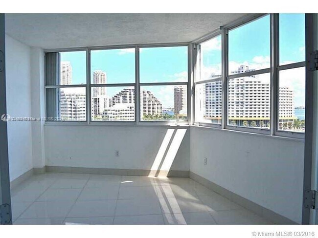 Building Photo - 905 Brickell Bay Dr