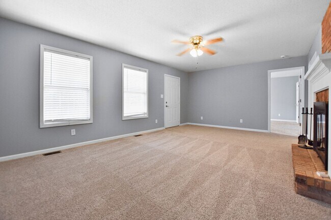 Building Photo - Pet Friendly Three Bedroom!