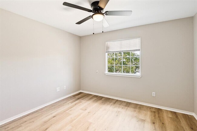 Building Photo - 945-947-947 Sagewood Trail