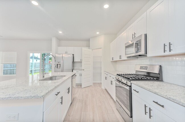 Building Photo - Bright & Spacious Living in Charleston’s G...