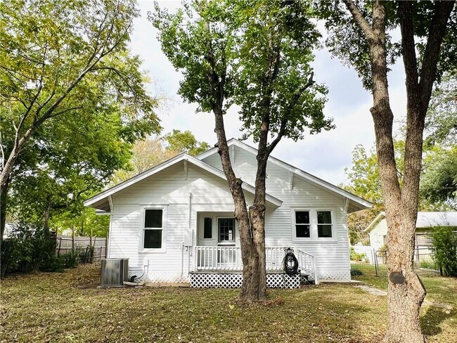 Building Photo - 211 S Cedar St