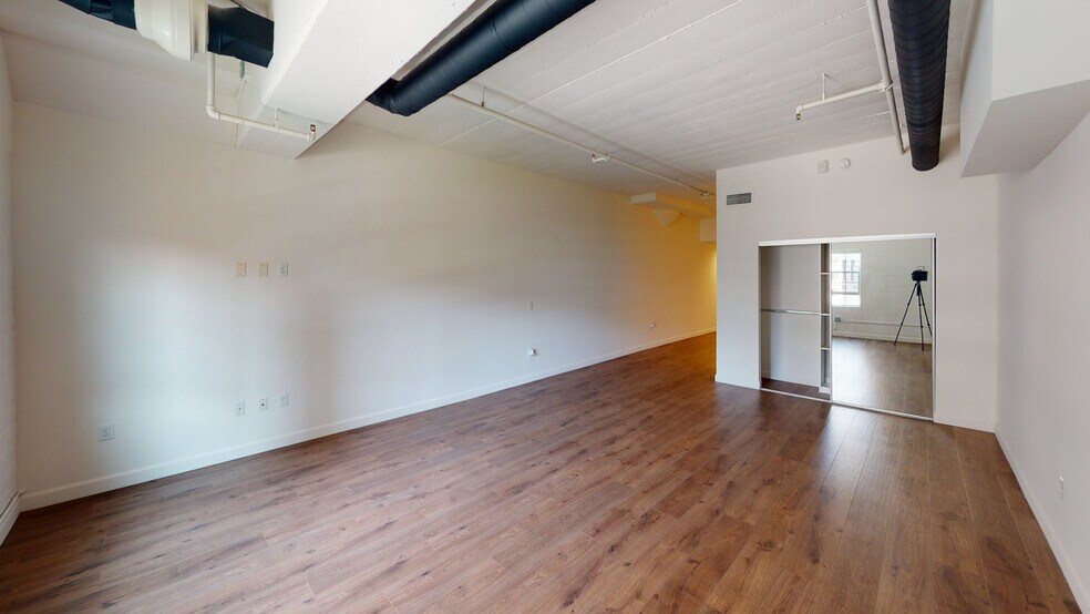 Building Photo - 3550 W 6th St
