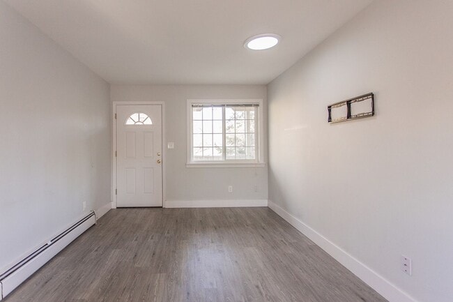 Building Photo - Immaculate Fully Renovated 2 bed/1 bath!
