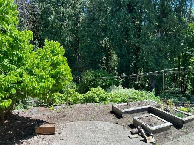 Building Photo - One Level and Backs To Greenspace
