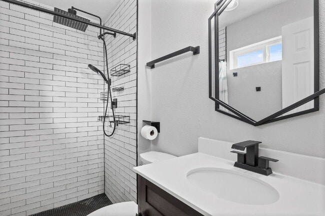 Building Photo - Beautiful 4 Bedroom Home with Backyard The...