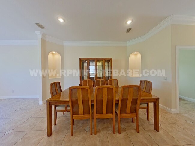 Building Photo - Elegant 2-Bedroom Home with Bonus Flexible...