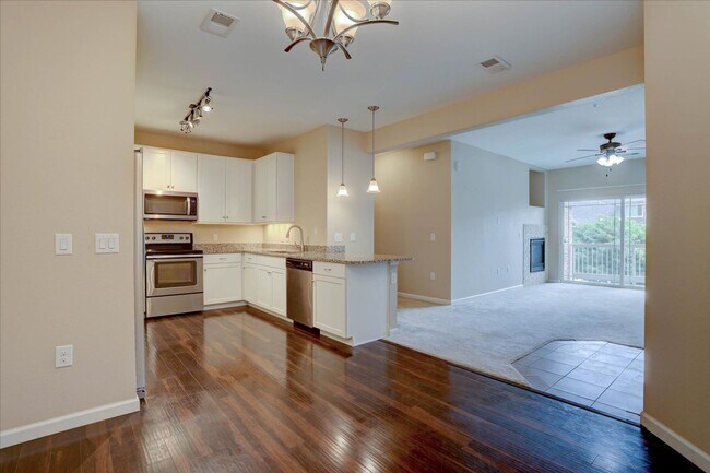 Primary Photo - 2nd Floor, 2 bed, 2bath, Community Pool!