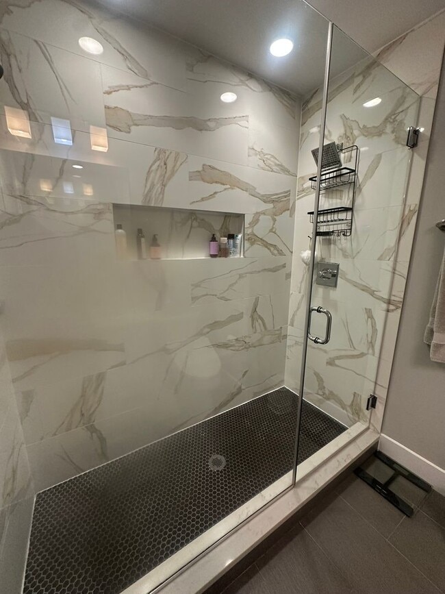 Building Photo - Modern Features Columbia Heights Neighborhood 2 Bedroom 2 Bath Condo with Balcony Pet Friendly