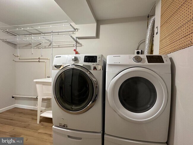 Building Photo - 6731 Crest Pl