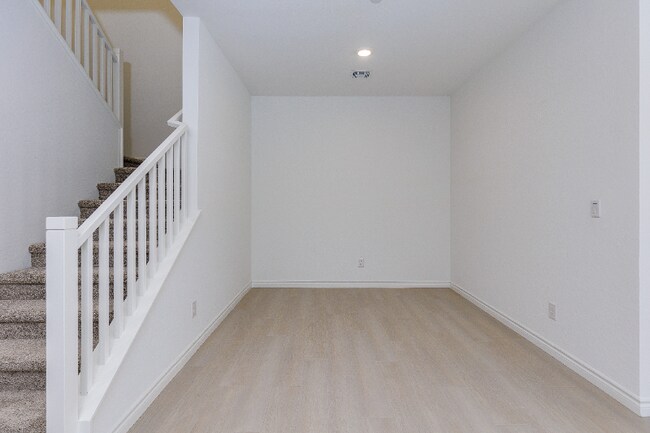 Building Photo - 600 N Carriage Hill Dr
