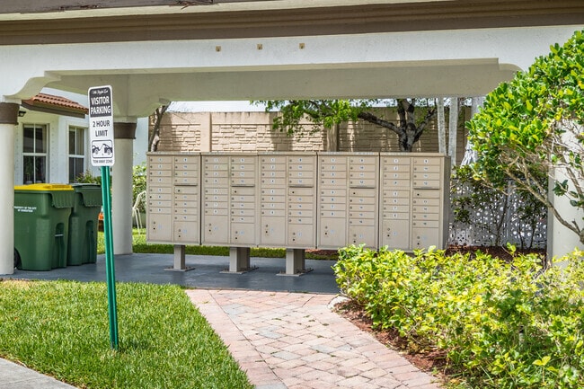 Building Photo - Villa Portofino East