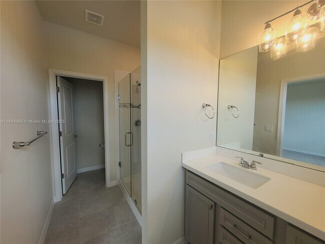 Building Photo - 2820 Troubadour St