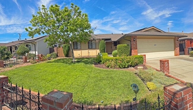 Primary Photo - Beautiful Updated 3 Bedroom, 2 Bathroom Sa...