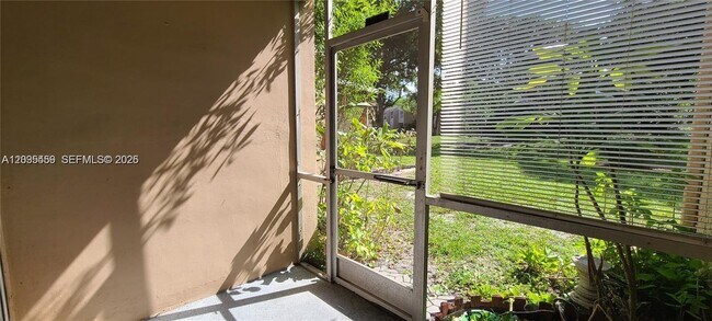 Building Photo - 9410 Live Oak Pl