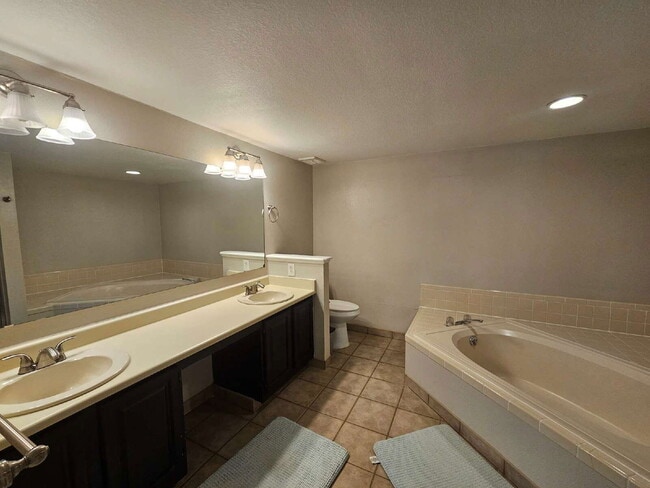 Building Photo - 12093 W Cross Dr