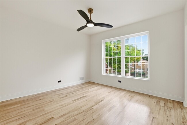 Building Photo - 5415 S Hoyne Ave