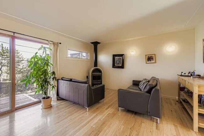 Building Photo - 2425 Dartmouth Ave