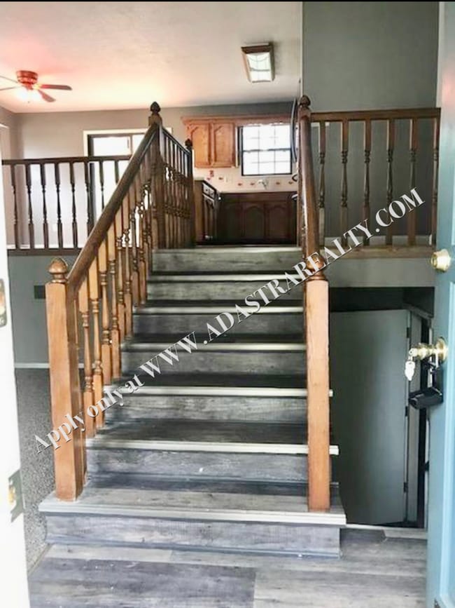 Building Photo - Beautiful 3 Bed/2 Bath Split-Level in Lee'...