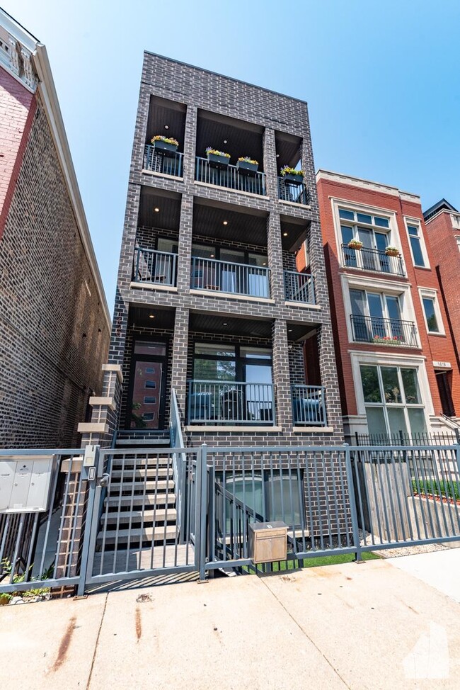 Building Photo - 3 bedroom in Chicago IL 60642