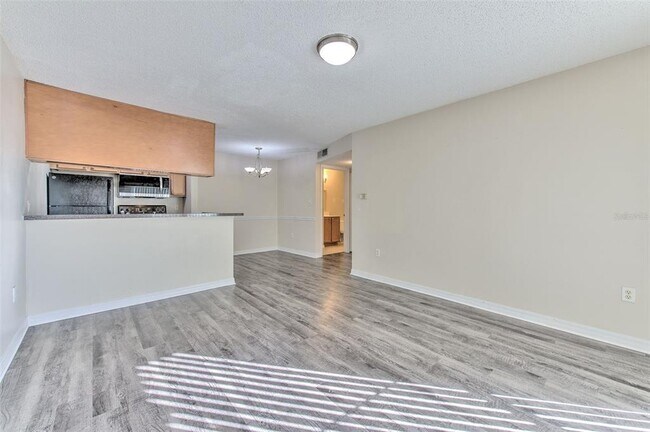 Building Photo - 308 Lake Parsons Green