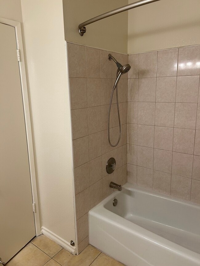 Building Photo - GREAT UPSTRS CONDO FOR LEASE!