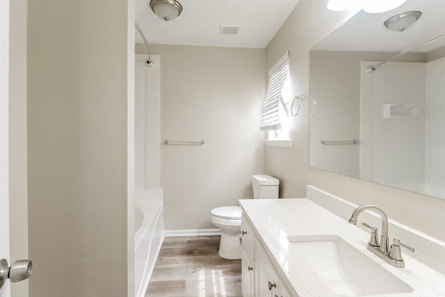 Building Photo - 1422 N Hampton Dr