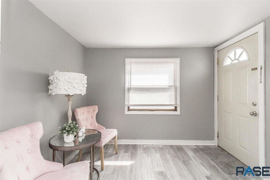 back entrance porch - 926 N Walts Ave