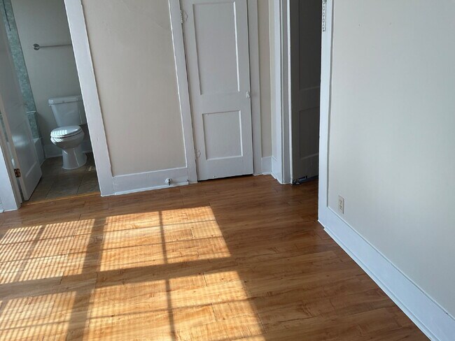 Building Photo - 1 Bedroom plus a Den, Close to SAC and Ala...