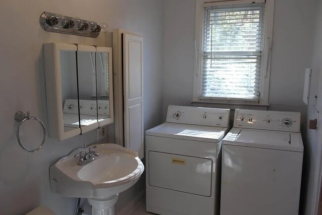 Building Photo - 3919 Dakota Ave