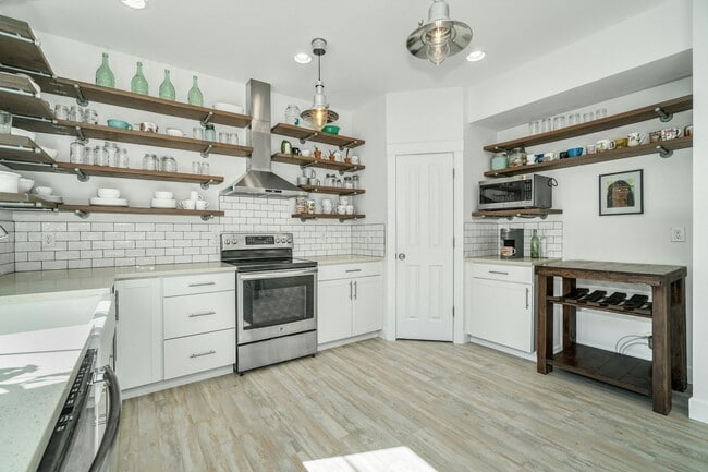 Building Photo - Woodinville Estate's Cozy Home