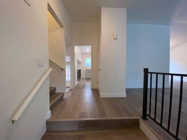 Building Photo - Modern 4 Bedroom, 3 Bath House - Near Died...