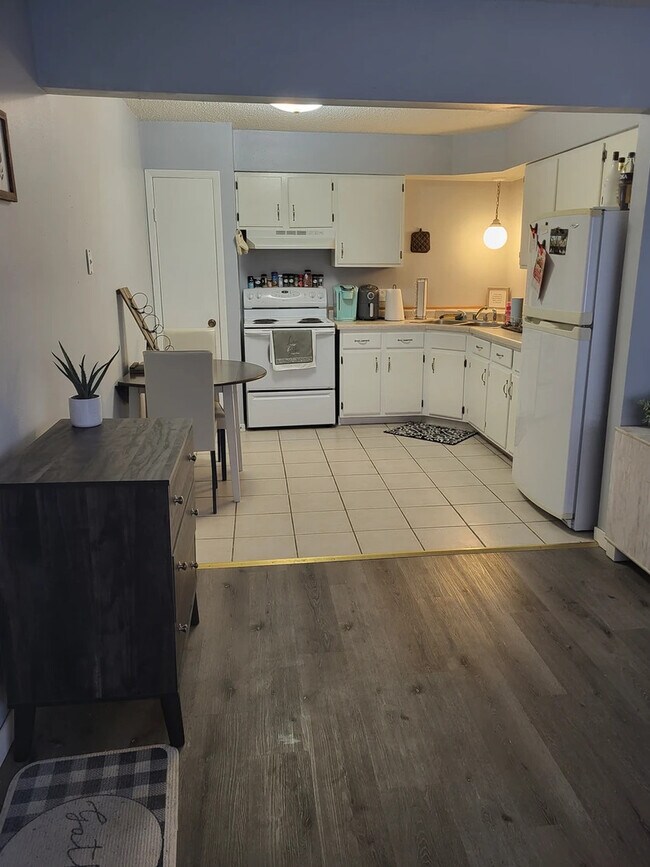 Building Photo - 802 7th St