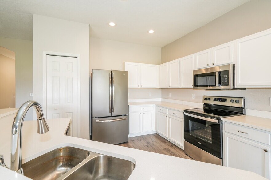 Building Photo - 748 Star Pointe Dr