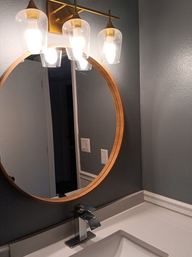 Building Photo - 3 Bedroom, 1.5 Bathroom Home! Schedule a Showing Today!