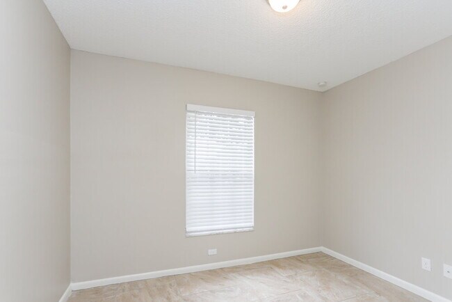 Building Photo - 224 Regal Park Dr