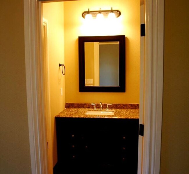 Building Photo - 6 bed 6 bath by Fred Meyer/Coffee Culture