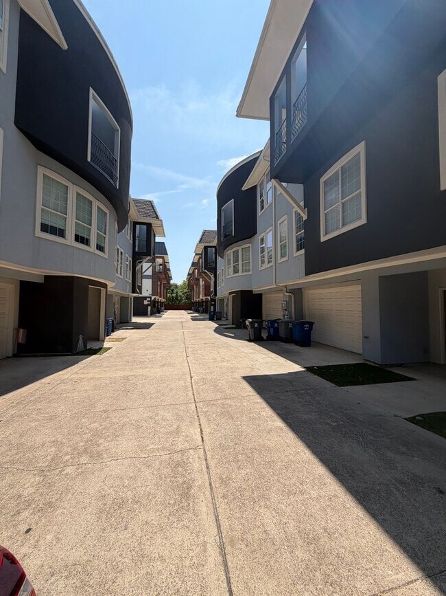 Building Photo - 2320 Stutz Dr