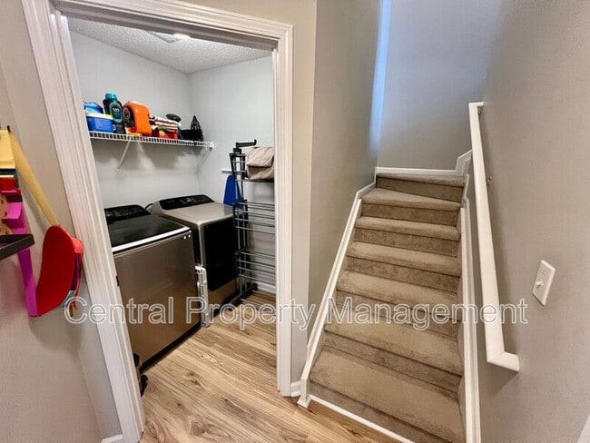 Building Photo - 952 Breezewood Ct