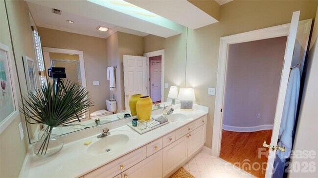 Building Photo - 1141 Dilworth Crescent Row