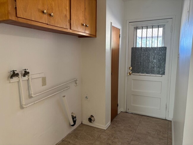 Building Photo - 3221 E Linden St