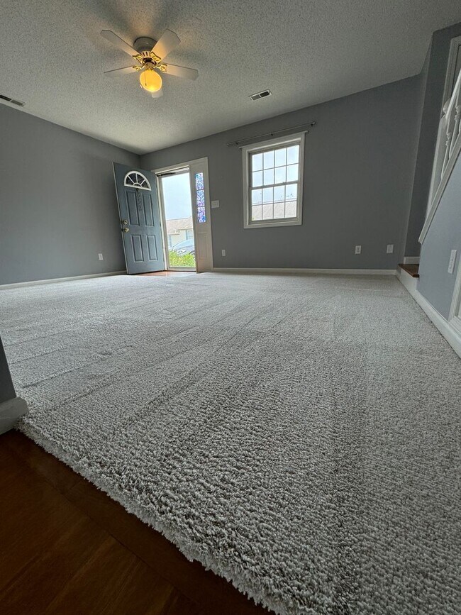 Building Photo - PRICE REDUCTION 2 Bedroom Condo! Available JUNE 2026!  Monthly Rent $1,450