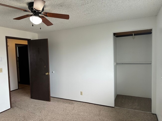 Building Photo - 2 bedroom 1.5 bath duplex in Springfield!