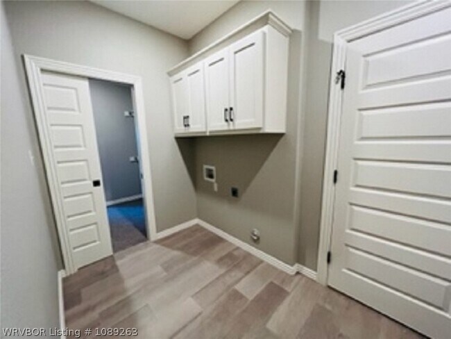 Building Photo - 9000 Mayswood Pl