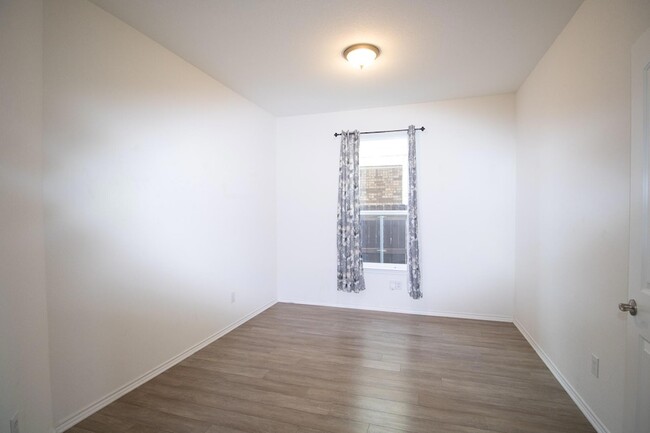 Building Photo - 2105 Ebony Dove St