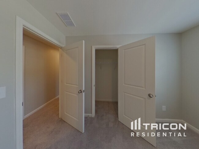 Building Photo - 100 Hyde Pk