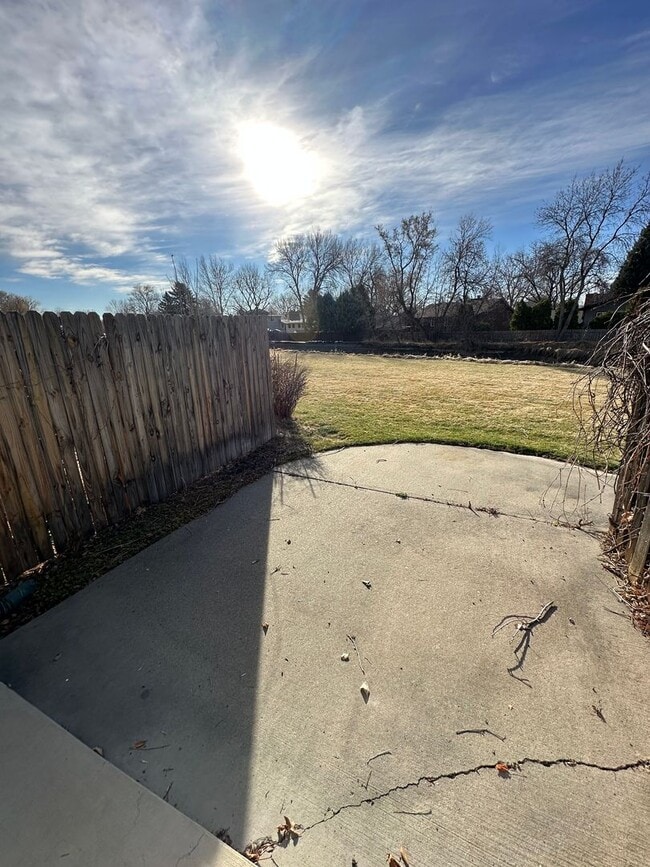 Building Photo - 2 Bedroom, 2 1/2 Bathroom Townhome located near hospitals and colleges!